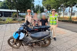 Cảnh sát giao thông truy bắt 2 đối tượng trộm cắp xe máy lúc rạng sáng. 