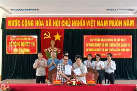 Lãnh đạo 2 Sở Nông nghiệp và Môi trường Gia Lai và Sở Nông nghiệp và Môi trường Bình Định ký kết sau cuộc họp. Ảnh: Lê Nam