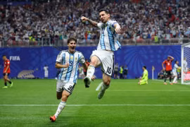 Argentina ngược dòng ngoạn mục trước Ai Cập trong trận đấu điên rồ 