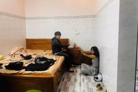Tạm giữ 2 đối tượng mua bán, tổ chức sử dụng trái phép chất ma túy tại xã Ia Khươl.
