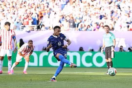 Mbappe ghi bàn trên chấm penalty đưa tuyển Pháp vào tứ kết 