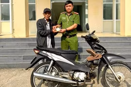 Trả lại xe máy của người dân để bên bờ sông sau 5 tháng thất lạc.