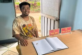 Đi đổ xăng nhặt được nhẫn vàng, người đàn ông mang đến Công an giao nộp