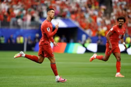 Ronaldo tỏa sáng, Bồ Đào Nha đè bẹp Uzbekistan