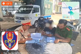 Nằm lên yên xe máy để “biểu diễn”, nam thanh niên bị tịch thu phương tiện