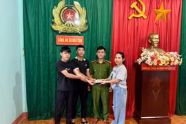 Nhặt được gần 24 triệu đồng, 2 nam sinh trả lại cho người đánh rơi 