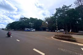 Tháo dỡ dải phân cách mở quảng trường tuyến ở Khu du lịch Biển Hồ