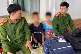 Cảnh sát 113 bàn giao 2 bé trai bỏ nhà đi cho gia đình.