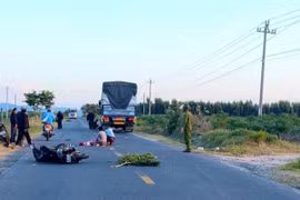 Xe tải va chạm xe máy khiến 2 người tử vong trên đường Trường Sơn Đông