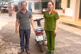 Công an xã Chư Păh trả lại xe máy cho người bị mất trộm