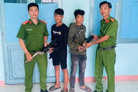 13 thanh niên ở xã Ia Dreh tự nguyện giao nộp pô xe độ chế.