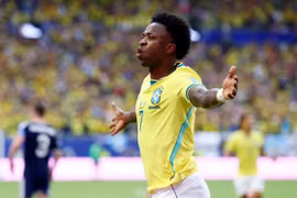 Vinicius lập cú đúp, Brazil đánh chiếm ngôi đầu bảng 