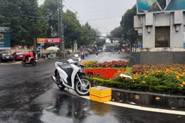Tông vào trực diện vào bùng binh, nam thanh niên đi xe máy tử vong.