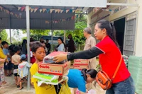 Đoàn thiện nguyện trao 150 suất quà cho trẻ em và hộ nghèo thôn Thắng Lợi 3. Ảnh: Vũ Chi