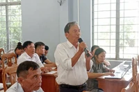 Cử tri xã Uar nêu ý kiến tại hội nghị tiếp xúc.