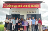 Ban Chỉ đạo xóa nhà tạm, nhà dột nát xã Ia Rbol phối hợp với các đơn vị tài trợ bàn giao nhà cho gia đình bà Ksor H’Phuen (buôn Rưng Ma Rai). Ảnh: Vũ Chi