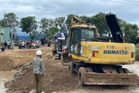 Đơn vị thi công khắc đổ đất, đá khắc phục tạm thời điểm sạt lở trên tuyến đường tránh từ phường Ayun Pa qua xã Ia Tul. Ảnh: Vũ Chi