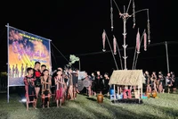 Đoàn nghệ nhân xã Ia Tul diễn xướng cồng chiêng tại chương trình "Cồng chiêng cuối tuần" thưởng thức và trải nghiệm. Ảnh: Vũ Chi