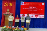 Phó Bí thư Thường trực Huyện ủy Vũ Hồng Duy (thứ 2 từ phải sang) tặng giấy khen cho các tập thể có thành tích tiêu biểu trong công tác hiến máu tình nguyện năm 2025. Ảnh: Vũ Chi