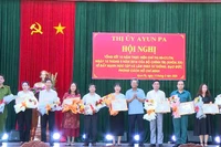 Phó Bí thư Thường trực Thị ủy Ayun Pa Ksor Vinh (thứ 5 từ phải sang) tặng giấy khen cho các tập thể có thành tích xuất sắc trong thực hiện Chỉ thị số 05-CTTW giai đoạn 2016-2025. Ảnh: Nguyễn Sang