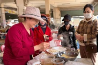 Bữa sáng ấm lòng ở chợ Phù Đổng