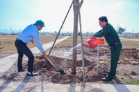 Các đại biểu tham gia trồng cây tại Trung tâm Văn hóa, thể thao xã Ia Hiao. Ảnh: ĐVCC