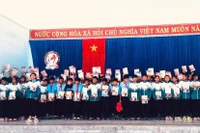 Trường THCS Phạm Hồng Thái (xã Ia Rbol) trao tặng sách giáo khoa cho các em học sinh có hoàn cảnh khó khăn. Ảnh: ĐVCC