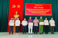 Chủ tịch UBND huyện Huỳnh Văn Trường (thứ 4 từ phải sang) tặng giấy khen cho các cá nhân có thành tích xuất sắc trong thực hiện Chỉ thị số 05-CT/TW giai đoạn 2016-2025. Ảnh: Vũ Chi