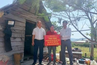 Chi bộ Khối Văn phòng Huyện ủy Ia Pa phối hợp với Đảng ủy xã Pờ Tó trao tặng kinh phí hỗ trợ sửa chữa nhà ở cho vợ anh Đinh Kêh. Ảnh: Huỳnh Thúy
