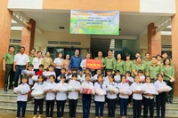Đoàn trao tặng quà cho các em học sinh và kinh phí hỗ trợ nhà trường mua sắm trang thiết bị phục vụ giảng dạy. Ảnh: Vũ Chi