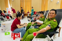 Buổi hiến máu thu hút đông đảo cán bộ, người dân phường Ayun Pa và xã Ia Sao, Ia Rbol tham gia. Ảnh: Vũ Chi