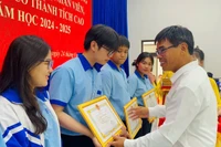 Thầy Phan Công Đương-Trưởng phòng Giáo dục và Đào tạo huyện Phú Thiện tặng giấy khen cho các em học sinh đạt thành tích cao trong các cuộc thi cấp tỉnh. Ảnh: Vũ Chi