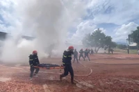 Lực lượng phòng cháy chữa cháy và cứu nạn cứu hộ triển khai cứu người. Ảnh: V.B