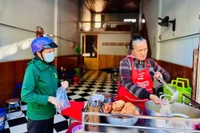 Bà Nguyễn Thị Thu Hồng (bìa phải) đang múc bánh canh cho khách. Ảnh: Thái Bình