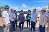 Phó Bí thư Thường trực Tỉnh ủy, Chủ tịch HĐND tỉnh Rah Lan Chung (thứ 2 từ phải sang) và Phó Chủ tịch UBND tỉnh Nguyễn Hữu Quế (bìa trái) trực tiếp kiểm tra và chỉ đạo công tác khắc phục hậu quả cơn bão số 13 tại buôn Jứ (xã Ia Tul). Ảnh: Vũ Chi