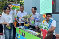 Anh Nay Duy (bìa phải, CSET xã Ia Hdreh) tổ chức truyền thông nhóm nhỏ với những hình ảnh trực quan sinh động để nâng cao nhận thức của cộng đồng trong phòng-chống bệnh lao. Ảnh: Vũ Chi