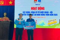 Anh Nguyễn Chí Hiếu (bìa trái, Phó Bí thư Tỉnh Đoàn, Chủ tịch Hội đồng Đội tỉnh) tặng mô hình sinh kế cho đoàn viên Đinh In (thôn Plei Pông). Ảnh: Vũ Chi