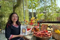 Chị Nay H'Tó (buôn Phu Ma Miơng, xã Ia Rtô) khởi nghiệp với thịt heo gác bếp và rượu cần. Ảnh: Vũ Chi