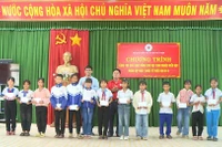 Hội Chữ thập đỏ huyện Phú Thiện phối hợp với Phòng Giáo dục và Đào tạo huyện tặng học bổng cho các em học sinh nghèo hiếu học. Ảnh: Bảo Anh