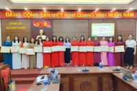 Ban tổ chức tặng giấy khen cho 15 giáo viên có thành tích xuất sắc trong hội thi. Ảnh: ĐVCC