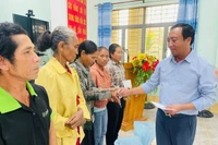 Ông Phan Thanh Thiên (Chủ tịch Hội Doanh nhân trẻ tỉnh Gia Lai) trao quà cho các hộ dân bị ảnh hưởng bởi mưa lũ tại xã Ia Sao. Ảnh: Vũ Chi