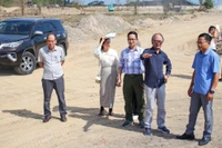 Đoàn khảo sát thực tế khu tái định cư cho 180 hộ dân vùng thiên tai đang được triển khai tại thôn Điểm 9. Ảnh: ĐVCC