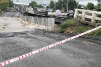 Quốc lộ 25 đoạn qua cầu Plei Lôk (xã Ayun Hạ) bị chia cắt do mưa lũ. Ảnh: L.T