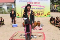 Phục dựng lễ cúng cầu mưa của người Jrai ở buôn Mlah, xã Phú Cần, huyện Krông Pa. Ảnh: Vũ Chi