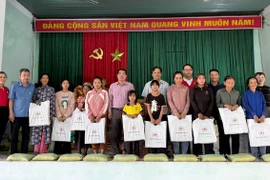  Hội Chữ thập đỏ tỉnh Gia Lai tặng quà cho người dân bị ảnh hưởng bởi bão số 13 tại xã Ia Sao 