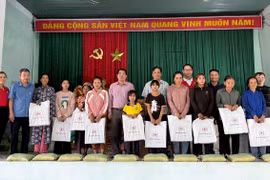  Hội Chữ thập đỏ tỉnh Gia Lai tặng quà cho người dân bị ảnh hưởng bởi bão số 13 tại xã Ia Sao 