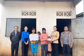 Trao 19 triệu đồng hỗ trợ học sinh mồ côi ở xã Biển Hồ