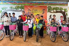 “Nụ cười Gia Lai lần 5” mang Trung thu ấm áp đến trẻ em xã Kon Chiêng