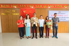 Đại diện Hội Chữ thập đỏ tỉnh Gia Lai (bìa phải) trao 40 suất quà cho phường Pleiku. Ảnh: Lạc Hà