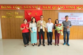 Đại diện Hội Chữ thập đỏ tỉnh Gia Lai (bìa phải) trao 40 suất quà cho phường Pleiku. Ảnh: Lạc Hà